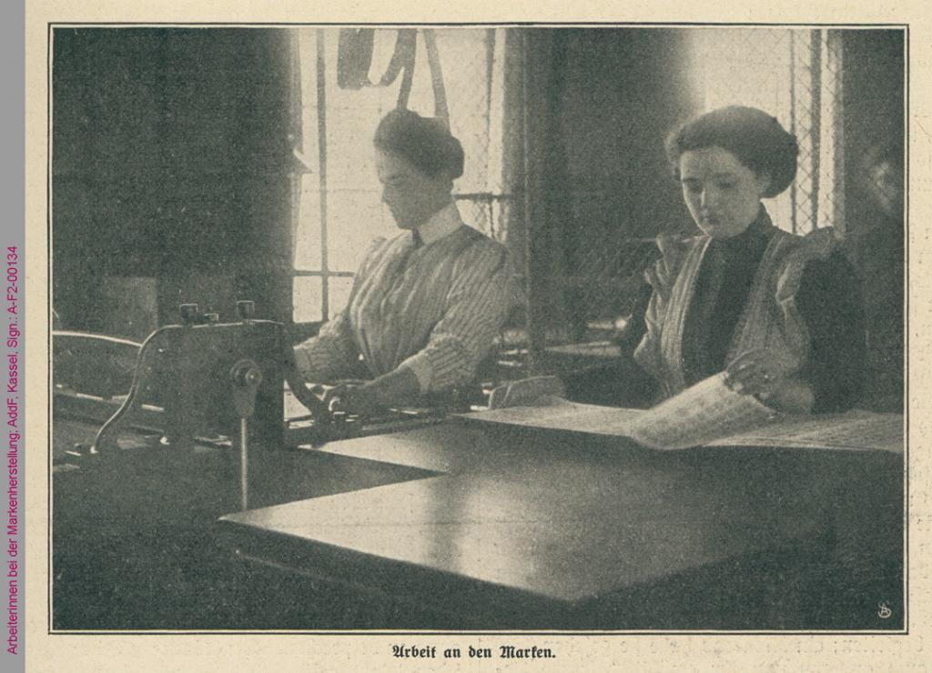 Arbeiterinnen bei der Markenherstellung, Berlin um 1900, AddF Kassel, Signatur A-F2-00134, gemeinfrei. Frauenfrage #FrauenDerBoheme