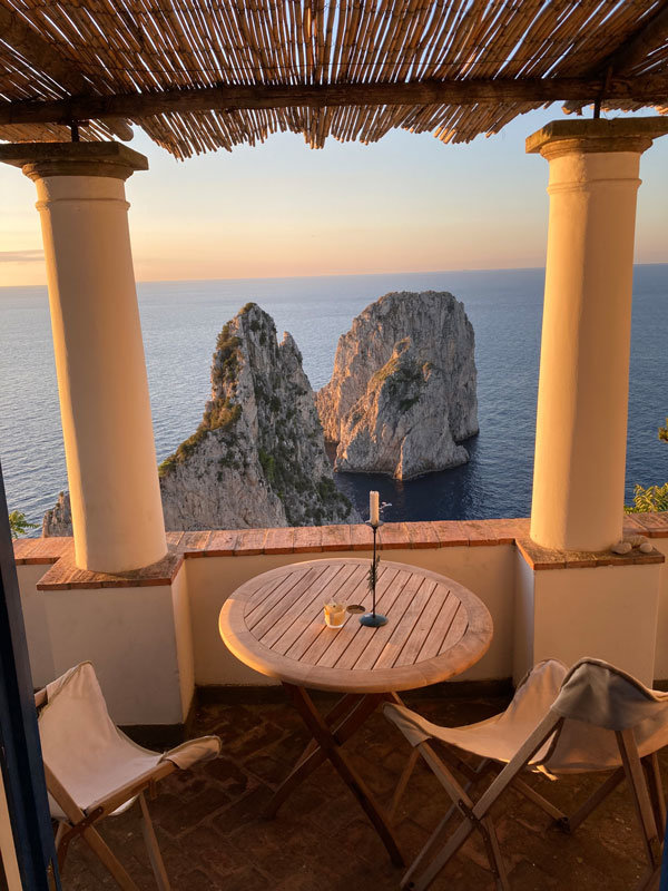 Der Blick von der Veranda der Villa Monacone auf die Faraglioni-Felsen, Capri (Foto: Kerstin Holzer) #FemaleHeritage