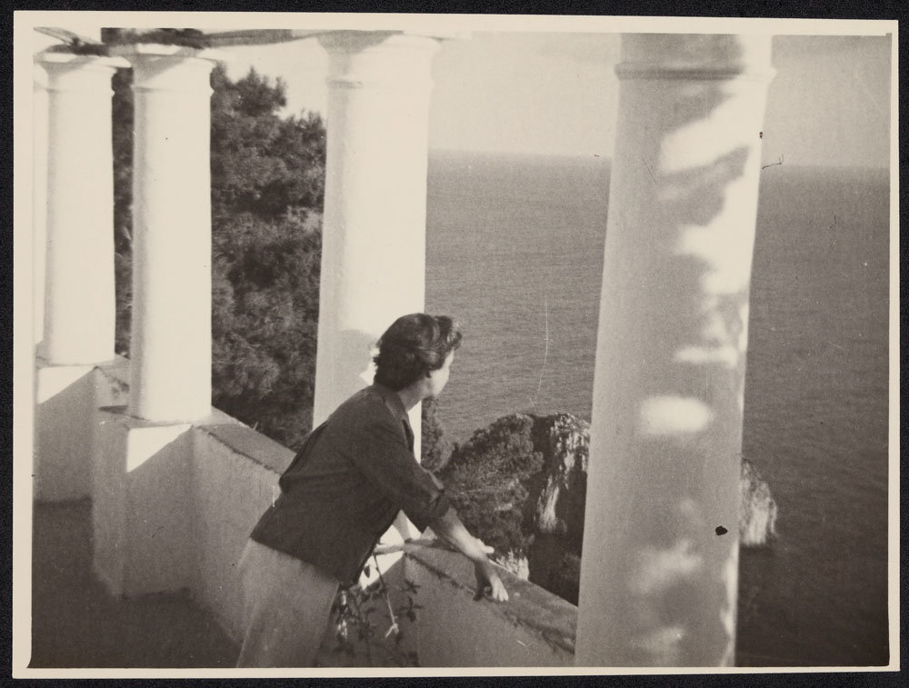 Monika Mann auf der Veranda der Villa Monacone auf Capri. Signatur: Münchner Stadtbibliothek/Monacensia, M/Sp F2 Foto 1. #FemaleHeritage