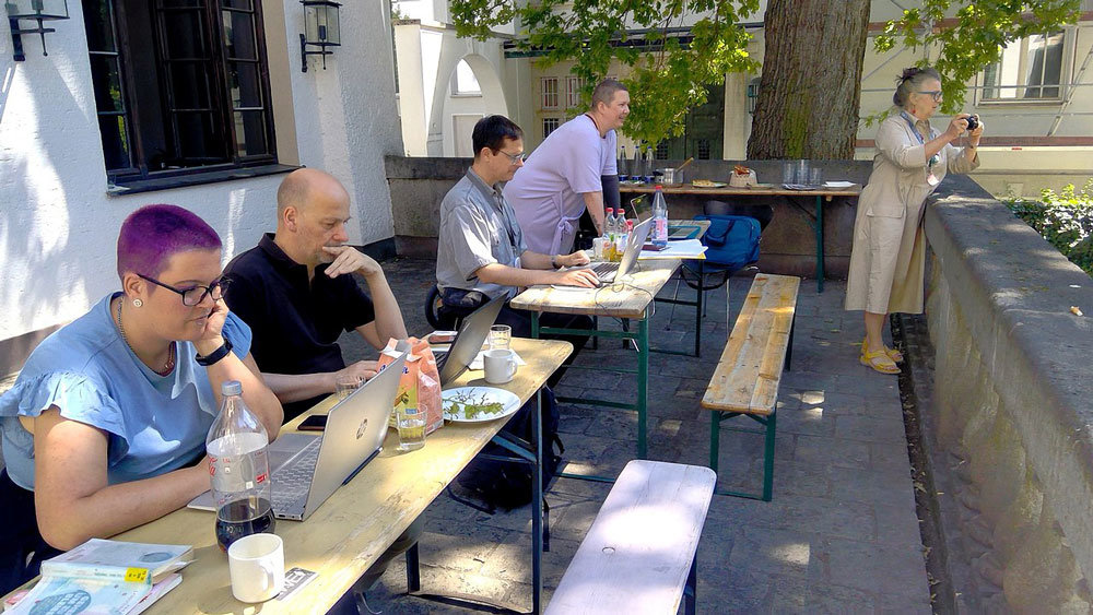 Editathon zu Münchner Schriftstellerinnen auf der Terrasse der Monacensia am 16.7.2022. Foto: MadameStael. https://creativecommons.org/licenses/by-sa/4.0/deed.de Wissensgerechtigkeit #openGLAM