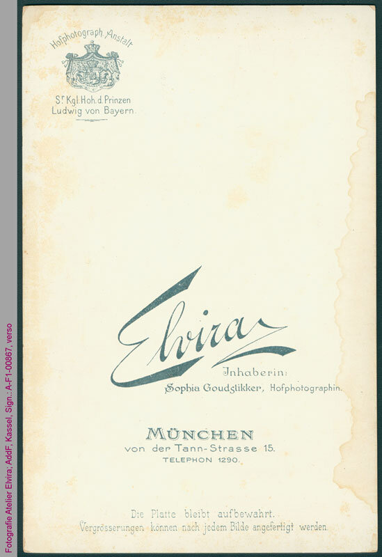 verso - Fotografie aus dem Atelier Elvira mit Inhaberinnennachweis von Sophia Goudstikker gedruckt: Elvira; Inhaberin: Sophia Goudstikker, Hofphotographin; München; von der Tann-Strasse 15, gemeinfrei. Signatur: A-F1-00867. Frauenbewegung #FrauenDerBoheme