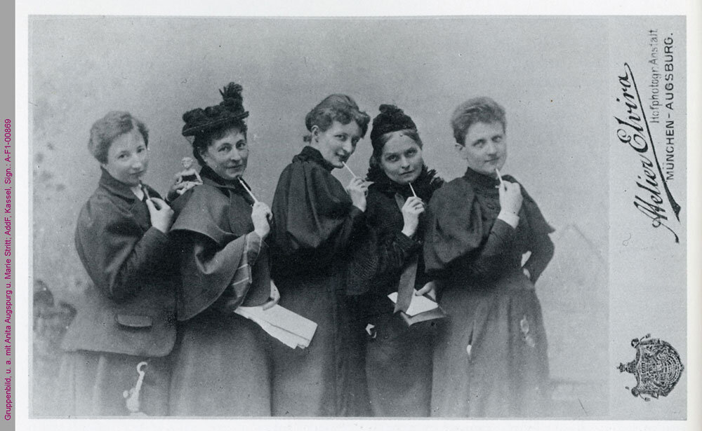 Gruppenbild von Anita Augspurg, Marie Stritt, Lily Braun, Minna Cauer und Sophia Goudstikker, 1891–1896. Signatur: Addf A-F1-00869. Frauenbewegung #FrauenDerBoheme.