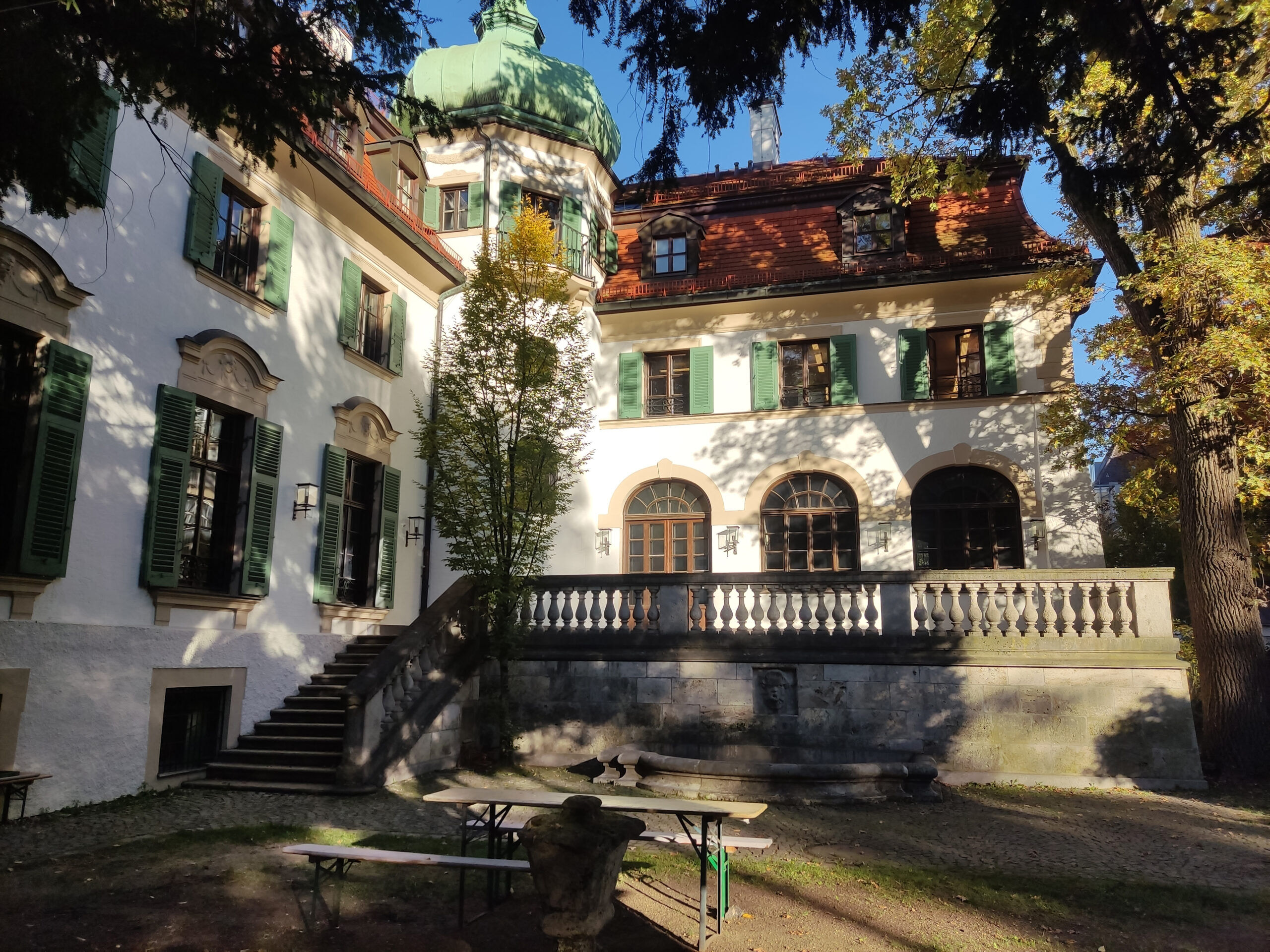 Die Monacensia im Hildebrandhaus erwartet euch mit großartigen Programm-Highlights im März bis Mai. Foto: Silvia Klein