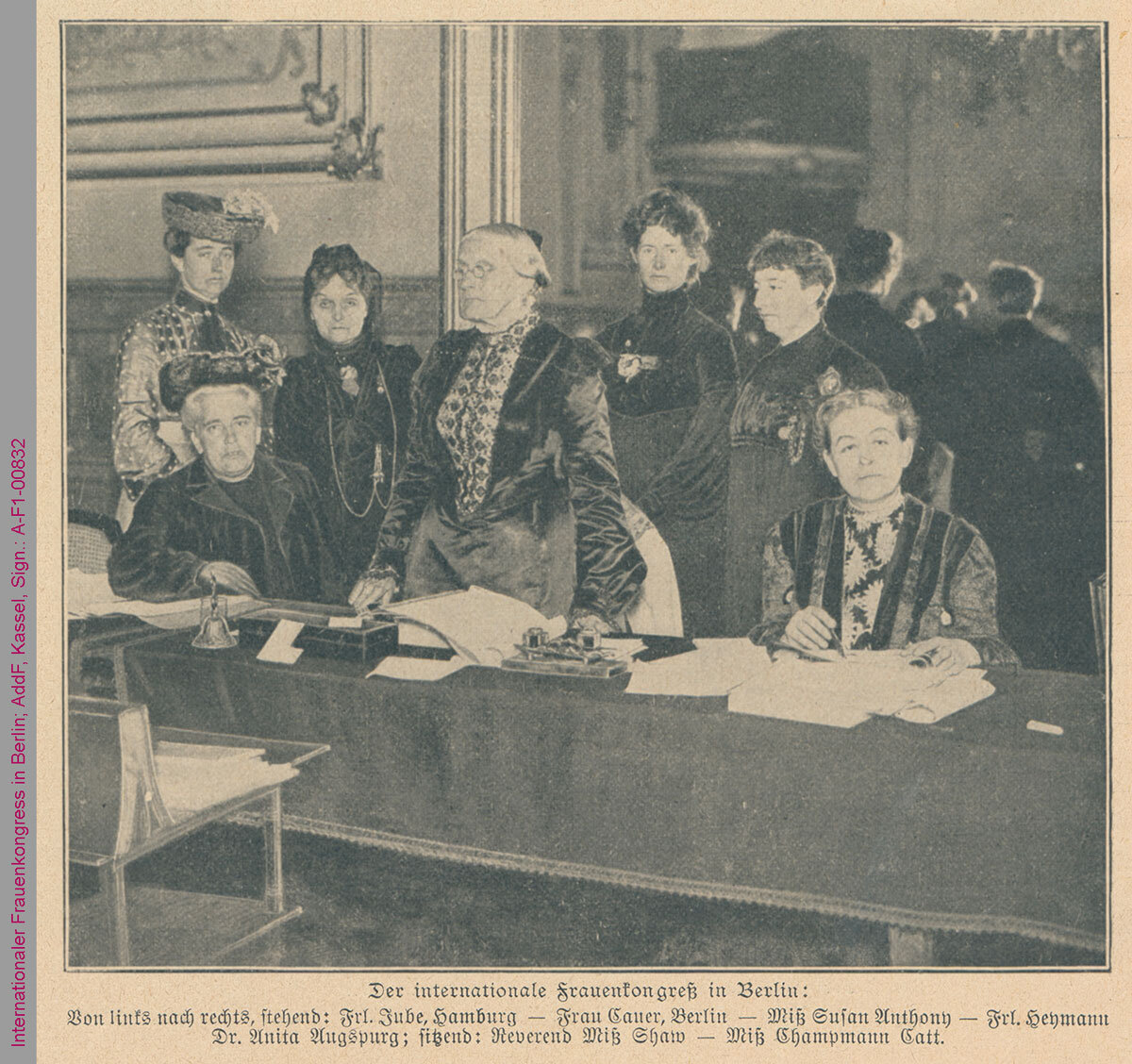 Foto des Internationalen Frauenkongress in Berlin 1904. Die Fotografie zeigt stehend, von links nach rechts, Frau Jube, Minna Cauer, Susan B. Anthony, Lida Gustava Heymann und Anita Augspurg im Rahmen des Internationalen Frauenkongresses in Berlin, 1904. Vor der Gruppe sitzen Anna Howard Shaw und Carrie Chapman Catt. Rechte vorbehalten. Signatur: AddF Kassel, A-F1-00832. #FrauenDerBoheme – Frauenbewegung