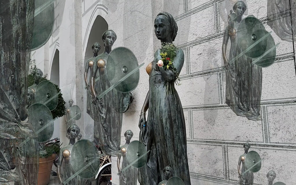 Das Augmented-Reality-Kunstwerk #JulietToo von Tamiko Thiel. Auseinandersetzung mit der Julia-Capulet-Statue am Alten Rathaus in München. (credit: Tamiko Thiel)