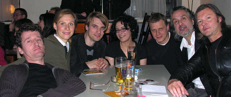 Einige der Protagonist*innen bei Endlich München am 27. Januar 2007 im Kilombo: Richard Oehmann, Veranstalterin Tina Rausch, Daniel Grohn, Harriet Köhler, Moderator Georg M. Oswald, Friedrich Ani und FX Karl (v. li. n. re.). Foto: Nicola Bardola