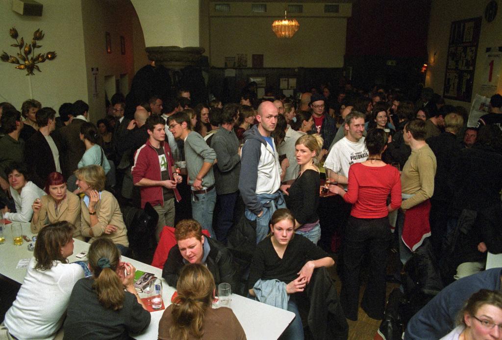 Trinken, rauschen, reden und lauschen: Ein Abend bei den Geschichten aus der großen Stadt im Münchner Kilombo. Foto: Volker Derlath