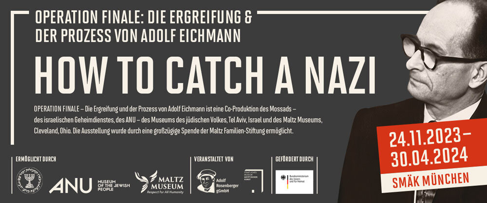 Banner zur Ausstellung „Operation Finale: Die Ergreifung & der Prozess von Adolf Eichmann, Staatliches Museum Ägyptischer Kunst, München.