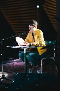 Lisa Jeschke liest auf dem „Kleinen großen Tag der jungen Münchner Literatur" im Import-Export, 5.8.2021. Foto: Pierre Jarawan; #AtelierMonaco-Szene