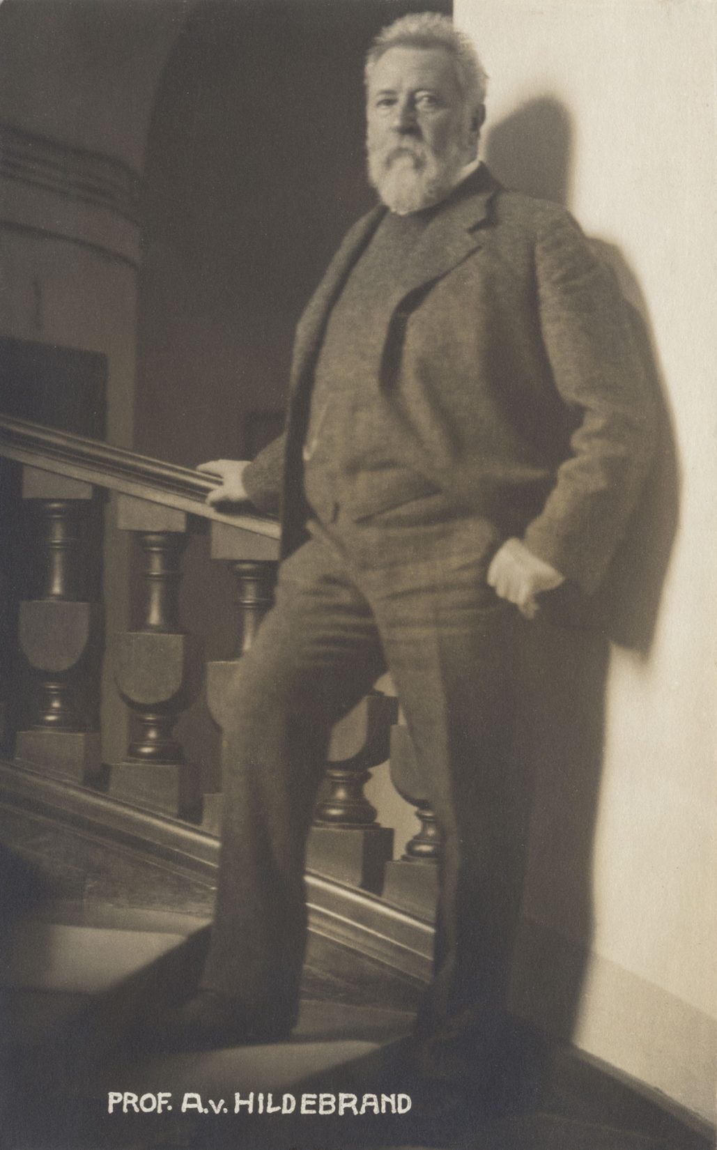 Adolf von Hildebrand im Treppenturm, 1910. © Monacensia