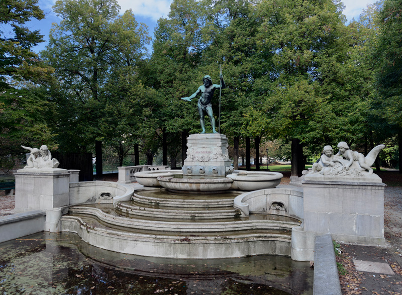 Brunnenanlage mit Skulptur: Vater-Rhein-Brunnen in München von Adolf von Hildebrand.