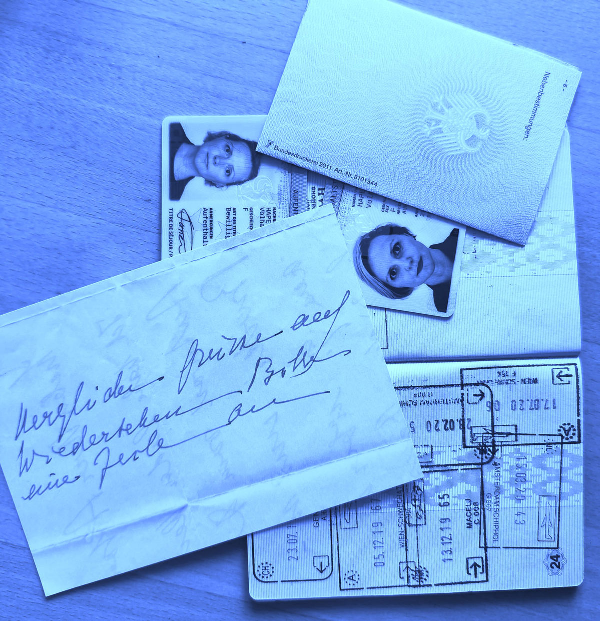 Postkarte mit der Handschrift von Annette Kolb und Volha Hapeyevas Reisedokumente. #literarischeErkundungen