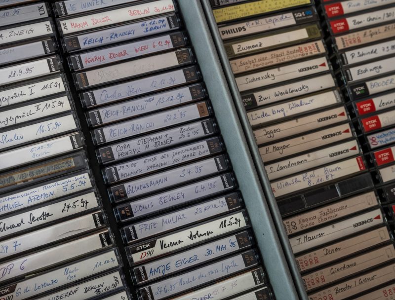 Box mit beschrifteten Audiokassetten: Aufnahmen von Lesungen in der Literaturhandlung Rachel Salamanders.