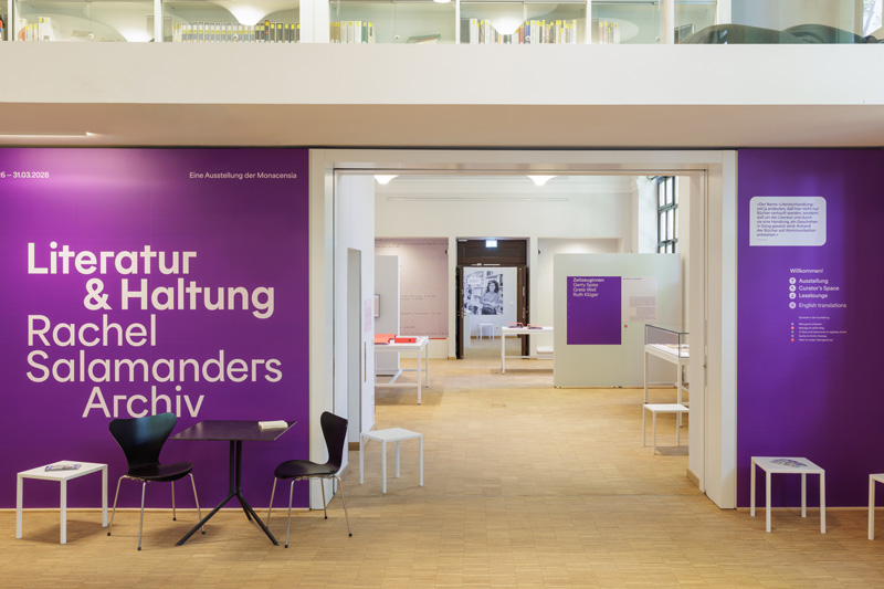 Blick in die Ausstellung von «Literatur & Haltung», Monacensia.