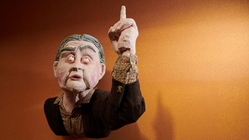 Büste von Therese Giehse mit erhobenen Zeigefinger, angefertigt von der Künstlerin Kate Isobel Scott. © Gina Bolle. Titelbild des SoundClouds vom Hörspaziergang der Münchner Kammerspiele.