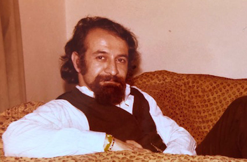 Porträt von bärtigen Mann auf Sofa sitzend, blickt in Kamera: Porträt von SAID