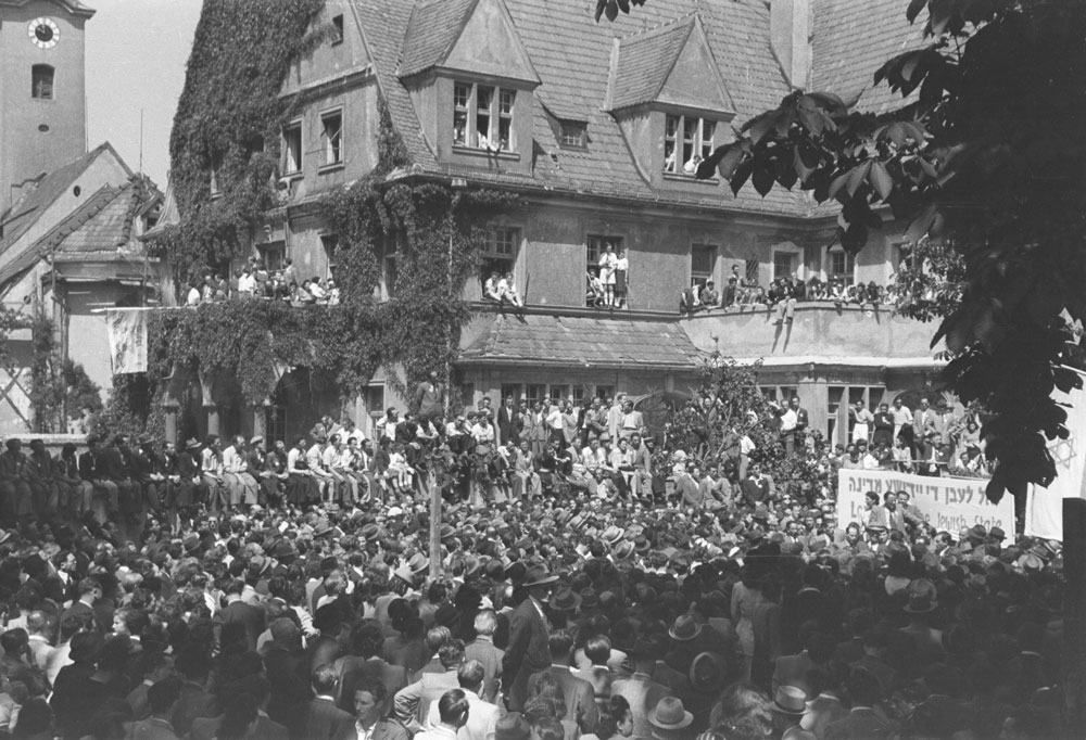 tausende Menschen feiern in der Möhlstraße die Staatsgründung Israels.