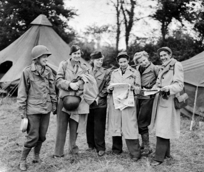 Eine Gruppe von Kriegsberichterstatterinnen im 2. Weltkrieg im Lager in Frankreich im Sommer 1944. V. r.: Erika Mann, Iris Carpenter, Betty Knox, Rosette Hargrove, Sonia Tomara und Ruth Cowan
