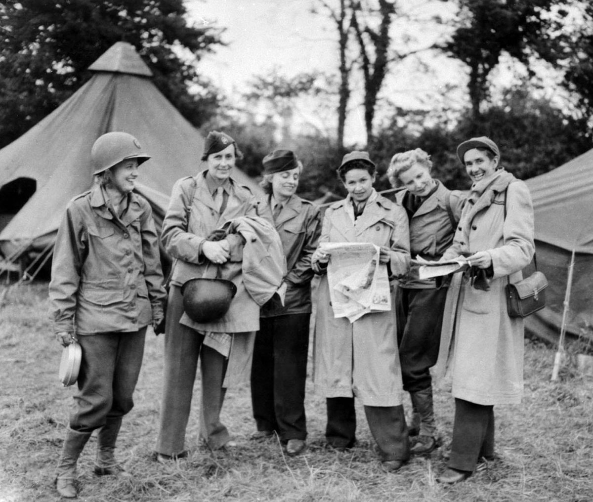 Eine Gruppe von Kriegsberichterstatterinnen im 2. Weltkrieg im Lager in Frankreich im Sommer 1944. V. r.: Erika Mann, Iris Carpenter, Betty Knox, Rosette Hargrove, Sonia Tomara und Ruth Cowan