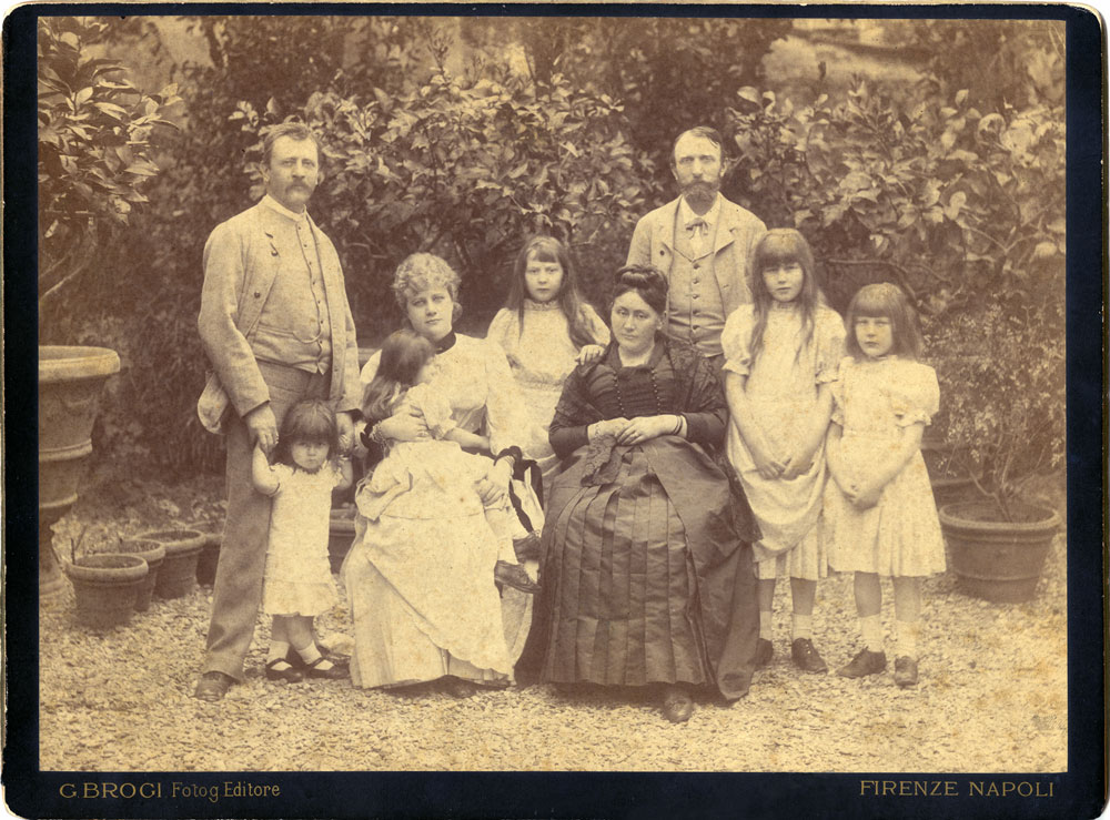 Familie Hildebrand mit Ehepaar Fiedler in Florenz um 1888. V.l.n.r. Adolf Hildebrand mit Berta, Mary Fiedler mit Silvia, Eva, Irene Hildebrand, Conrad Fiedler, Elisabeth und Irene.