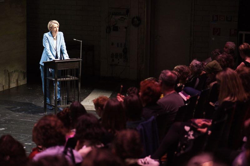 Katrin Habenschaden eröffnet des Festivals Female Peace Palace mit der Versammlung zu Perspektiven auf feministische Außenpolitik. #FemaleHeritage