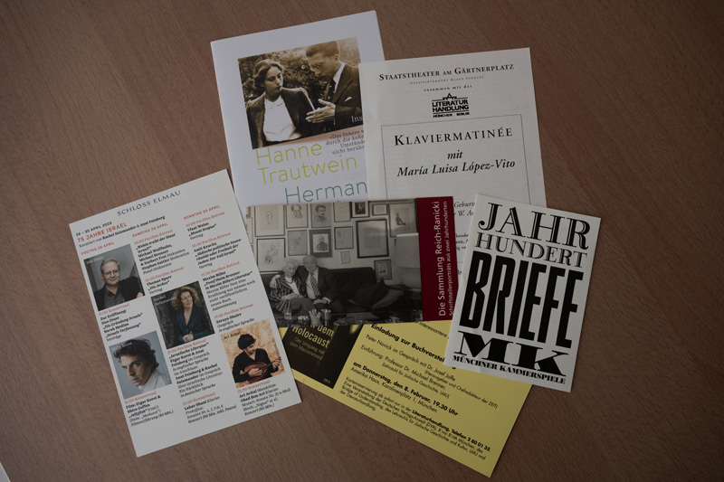 auf Tisch ausgebreitete Programmflyer im Rahmen der Literaturhandlung auch auf Schloss Elmau und in München, eine Buchvorstellung zum «Jüdischen Bücherschrank» mit einer Einführung von Michael Brenner.