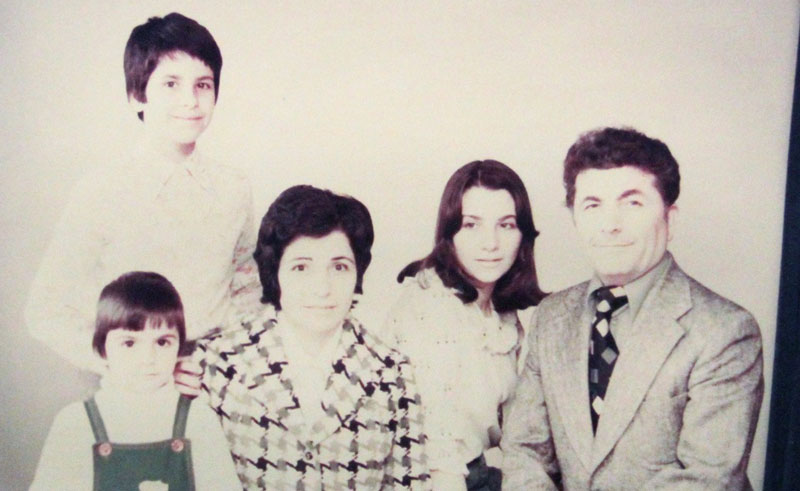 Familienfoto der Familie Gregorian mit der Mutter, Vater und den drei Kindern.