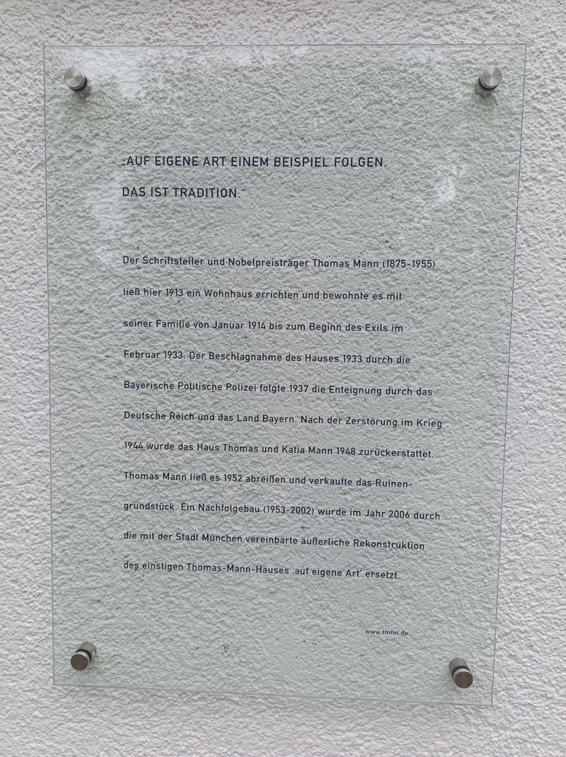 Gedenktafeln Thomas Mann Villa in der Poschingerstraße 1, heute Thomas Mann Allee 10 in Bogenhausen. © Tina Rausch. #Mann2025
