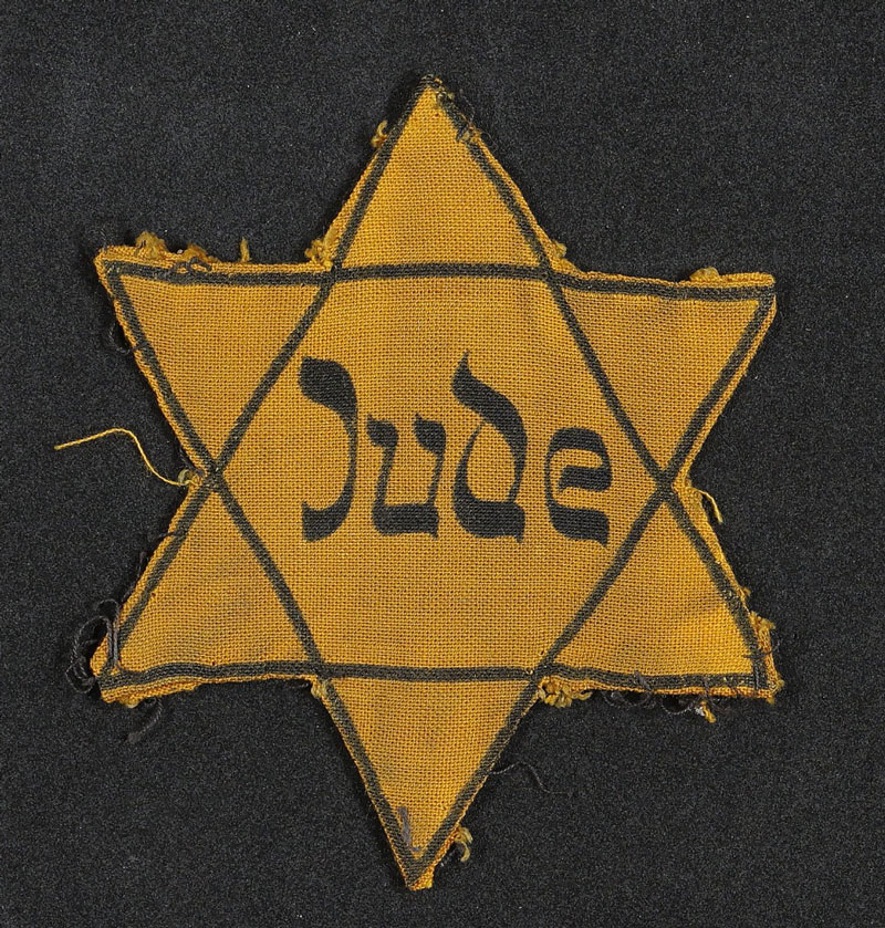 Auf schwarzen Grund, gelber Stern mit Beschriftung Jude. Nachlass Gerty Spies