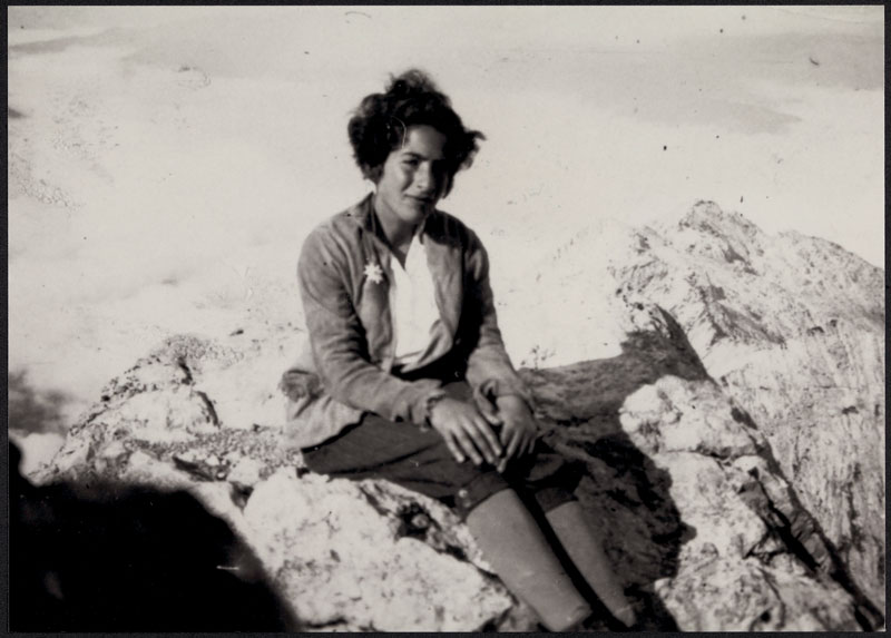 Historische schwarz-weiß-Fotografie mit einer jungen Frau auf einem Berg und kurzen Haaren, schaut freundlich in die Kamera: Grete Weil.
