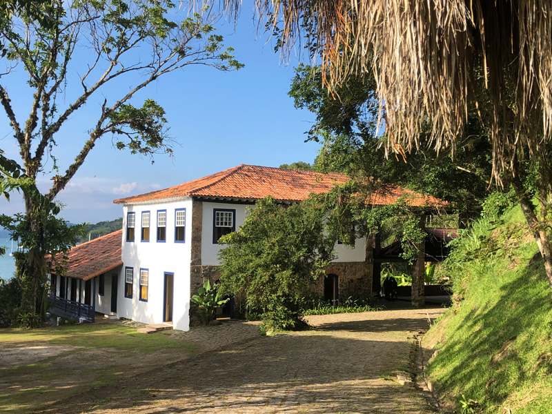 2-stöckiges, weißes Wohnhaus am Meer: Kindheitshaus von Julia Mann in Paraty, Brasilien.