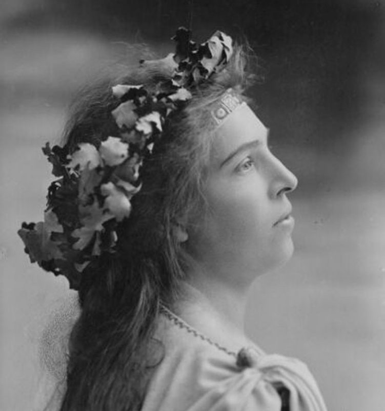 Historische Fotografie: Portrait junge Frau mit Lorbeerkranz: Helene Raff