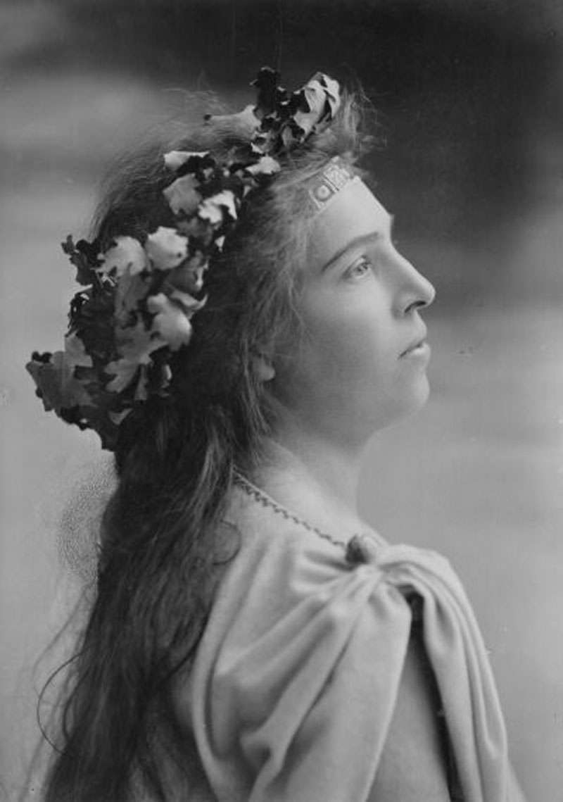 Historische Fotografie: Portrait junge Frau mit Lorbeerkranz: Helene Raff