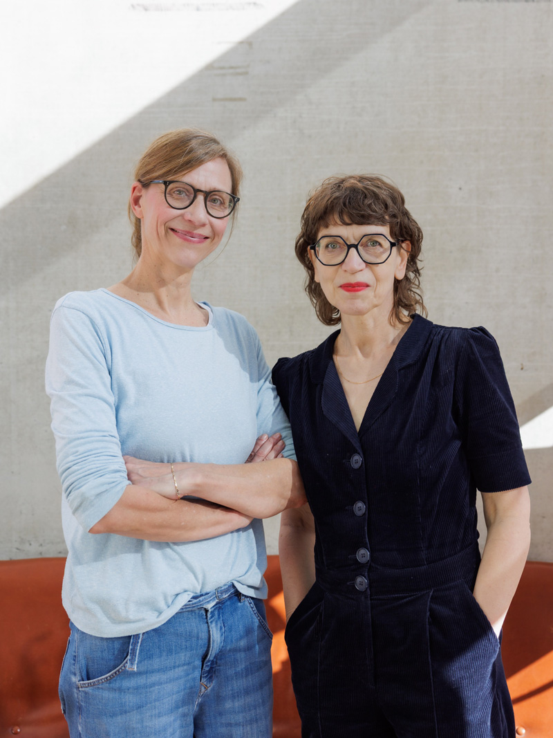 Zwei Frauen blicken lächelnd in die Kamera: Tina Rausch und Anke Buettner.
