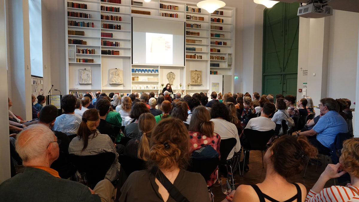 Publikum im Forum Atelier der Monacensia lauscht der Lesung von Autorin Dagmara Kraus anlässlich der Veranstaltung "W:ortwechsel und Eröffnung des Zentrums für Gegenwartsliteratur. Sinnbild für die Veranstaltungen im Herbst 2025.