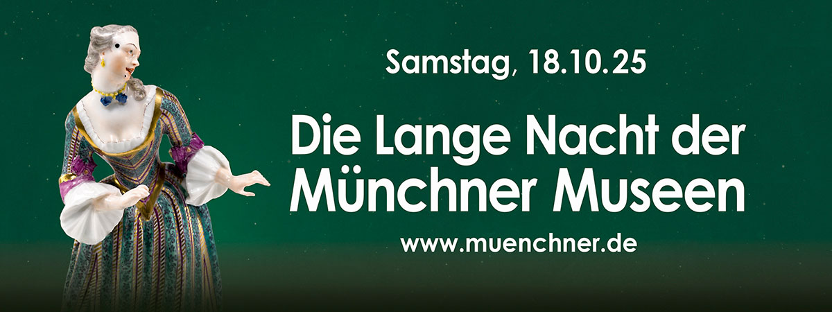 Porzellanfigur auf grünem Grund mit Ankündigung der Langen Nacht der Münchner Museen am 18.10.2025.