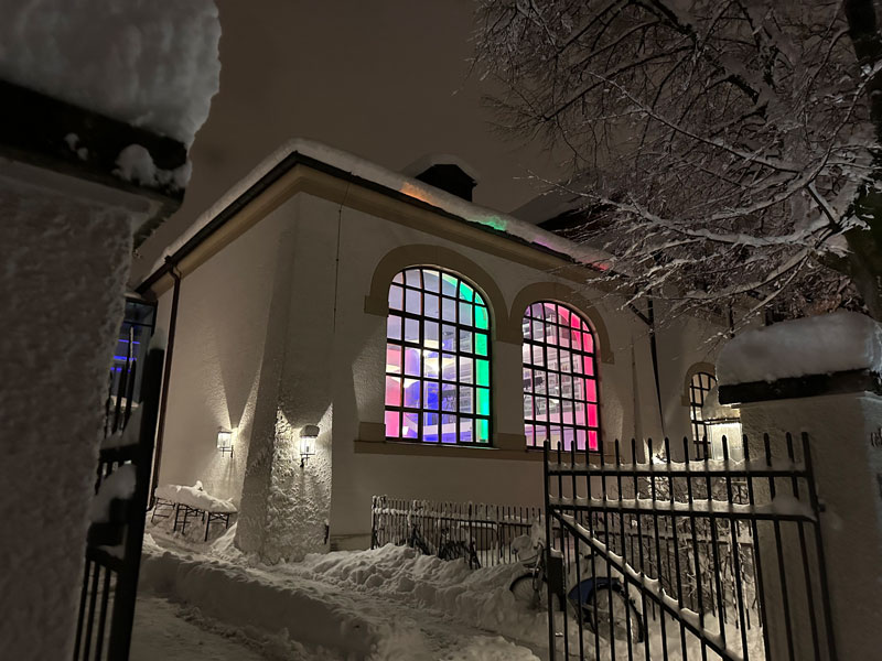 Monacensia verschneit bei Nacht und beleuchtet. Veranstaltungen ab Herbst 2025.
