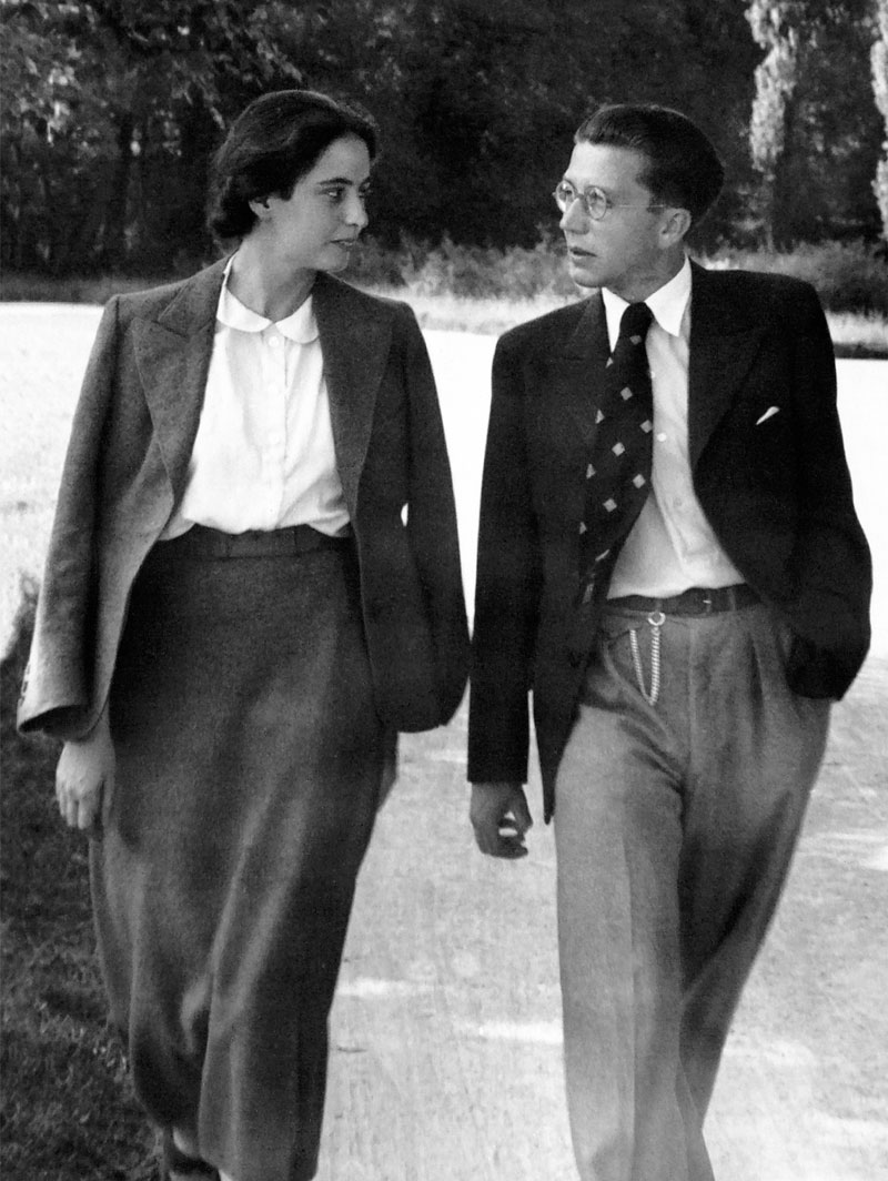 Junges Paar, einander zugewandert, spaziert im Grünen: Hanne und Herman Lenz.
