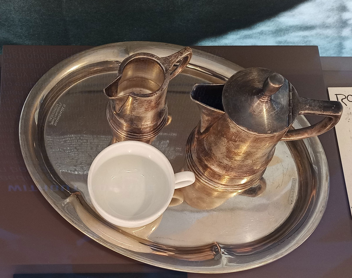 Kaffeegedeck, Tablett mit Kaffeekanne und Milchkännchen und einer Porzellantasse aus Ausstellung #LiterarischeMünchen, Münchner Kaffeehauskultur
