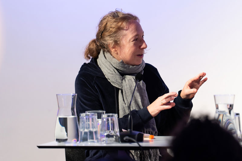 Lesung im Haus für Poesie in Berlin auf dem Podium diskutierend. #AtelierMonaco-Szene