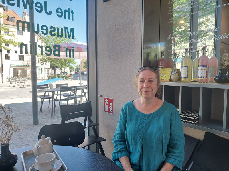 Karin Fellner im café des Jüdischen Museums sitzend. #AtelierMonaco-Szene