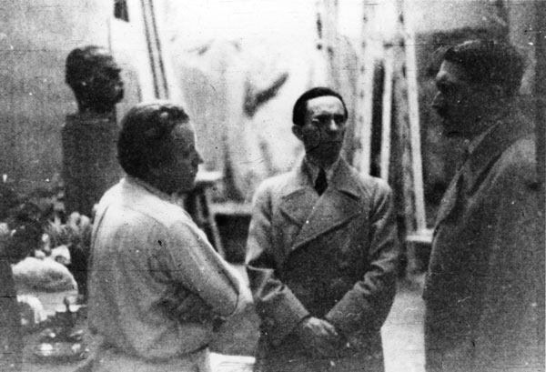 drei Männer stehen in einem Atelier. Adolf Hitler mit Goebbels bei Josef Thorak