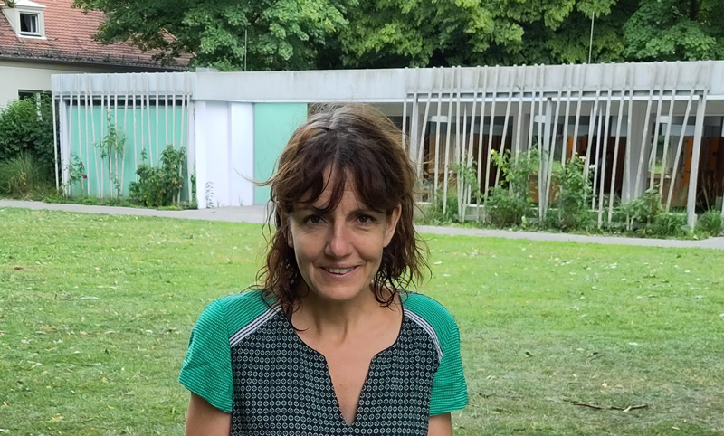 Eine Frau im Grünen, lächelt in die Kamera: Katha Huber