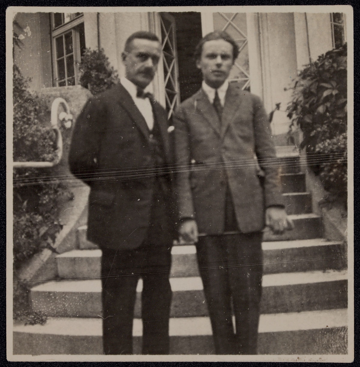 Thomas und Klaus Mann auf der Treppe des Hauses in der Poschingerstraße in München. Vater und Sohn.