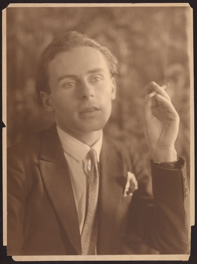 Der junge Klaus Mann in Porträansicht mit Zigarette in der Hand im Anzug, 1926, Literarisches München.