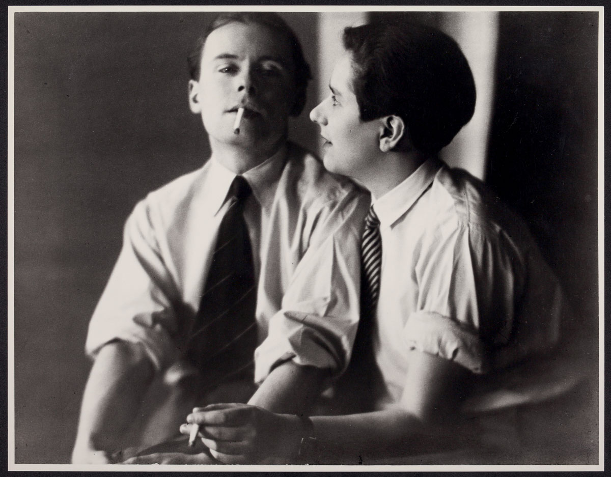 Der junge Klaus Mann mit Zigarette im Mund mit Erika Mann. Literarisches München.