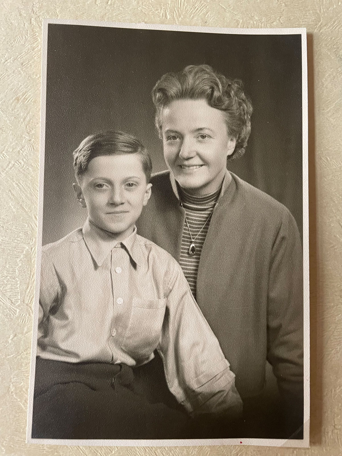 Dirk Kaesler als Knabe und seine Mutter.