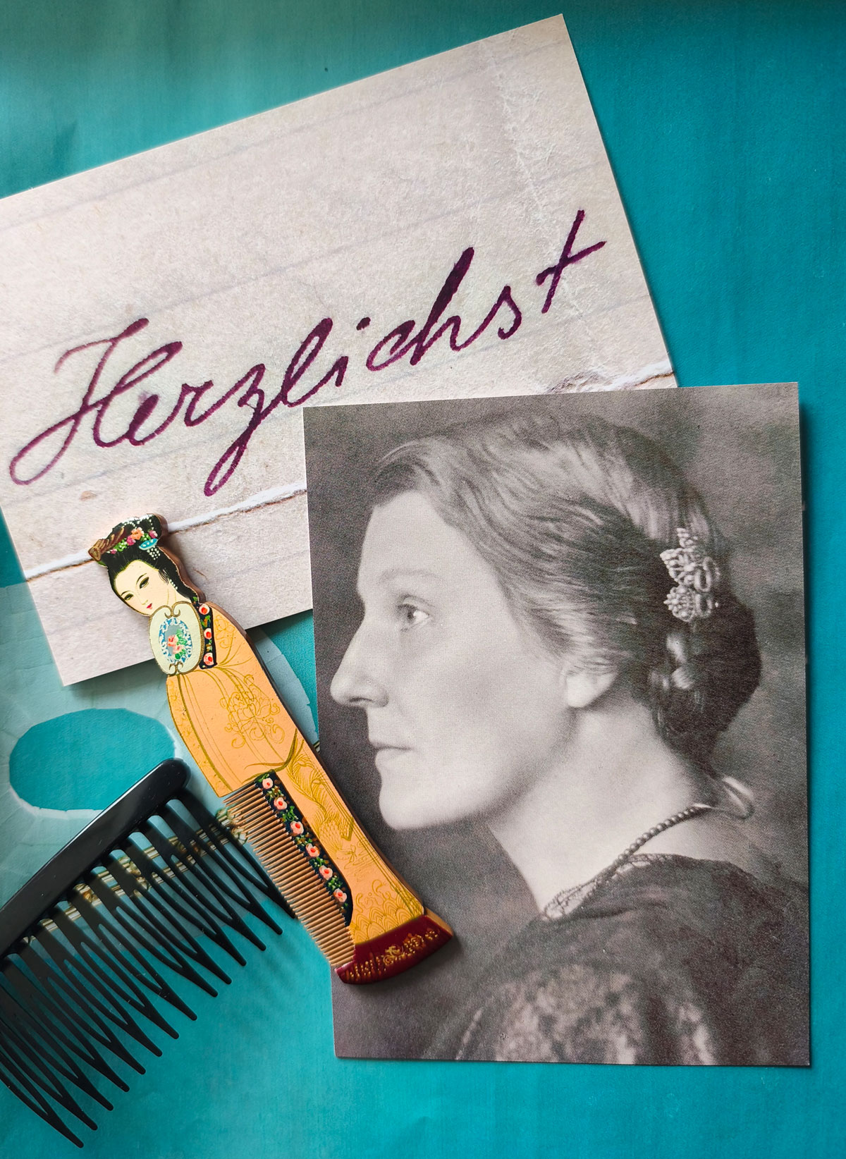 Fotocollage mit Postkarten mit Lena Christs Handschrift und ihr Porträt mit Haarnalden, ein alter chinesischer Haarkamm und moderner Haarkamm. Sinnbild für Frauenbilder