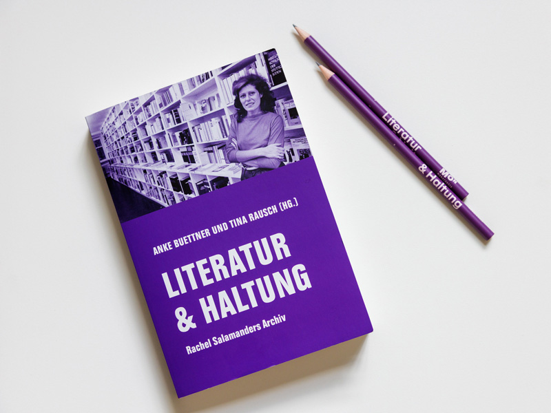 Ein Buch und zwei Bleistifte auf einer Fläche: Literatur & Haltung.