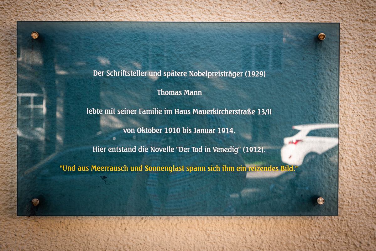 Schild an Hauswand mit Beschriftung zu Thomas Mann, der in der Mauerkircherstraße 13/II mit Familie lebte. Literarischer Spaziergang zu #MeinBogenhausen.